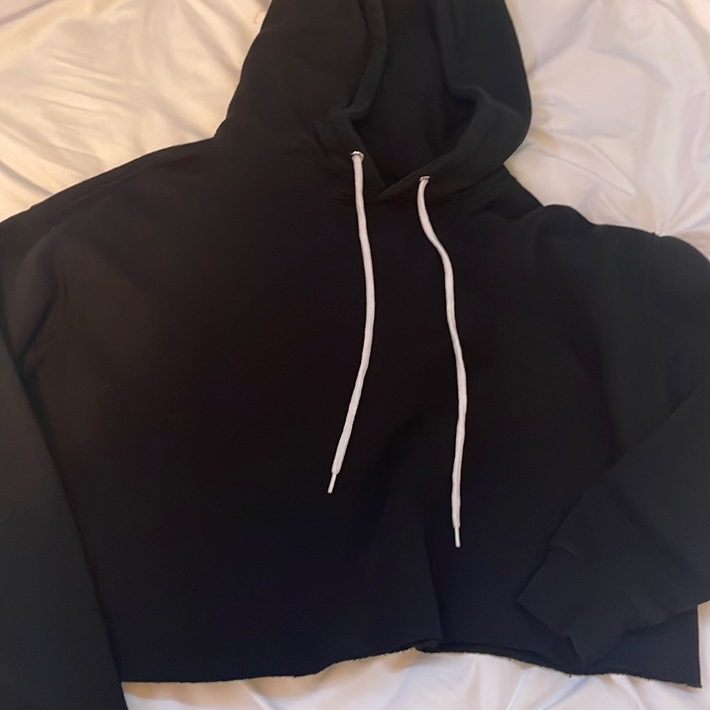 BLACK CROPPED HOODIE: white strings cropped hoodie